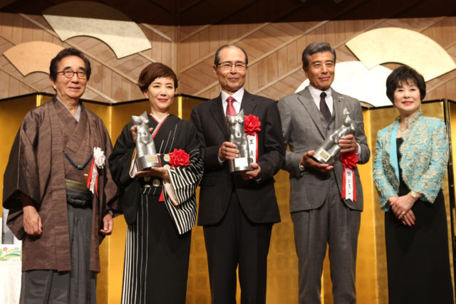 2018年ゆうもあ大賞表彰者と山東会長、大村理事長